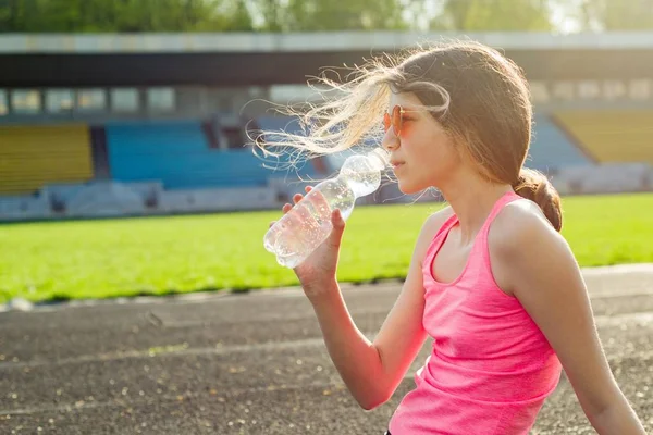 아름 다운 십 대 소녀 경기장, 운동 후 휴식 물 마시는 — 스톡 사진