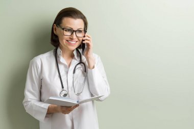 Cep telefonu konuşurken olumlu doktor kadın