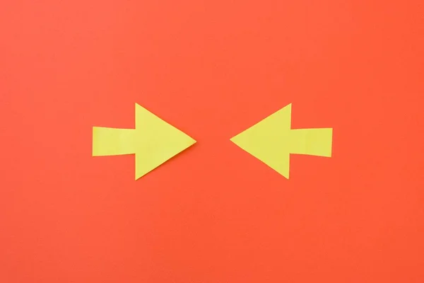 Two opposite arrows pointing to the center — Stock Photo, Image