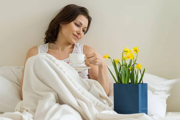 Mujer de mediana edad está satisfecho con el regalo, ramo — Foto de Stock