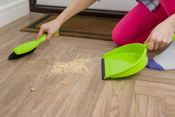 Frau putzt Fußboden mit Besen und Staubwanne — Stockfoto
