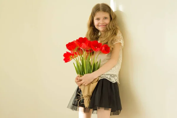 Vacker liten flicka håller bukett blommor — Stockfoto