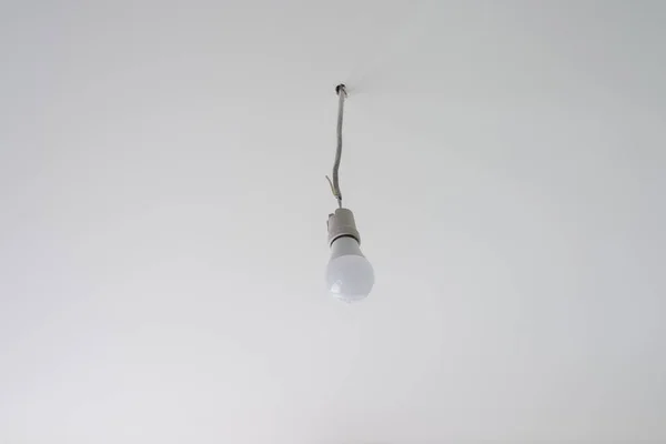 Bombilla led en techo blanco . —  Fotos de Stock