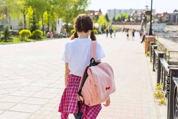 Adolescente estudiante chica caminando atrás vista —  Fotos de Stock