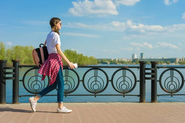 Nastoletnią student dziewczyna spaceru — Zdjęcie stockowe