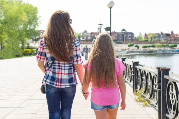 Retrato al aire libre de madre e hija . — Foto de Stock