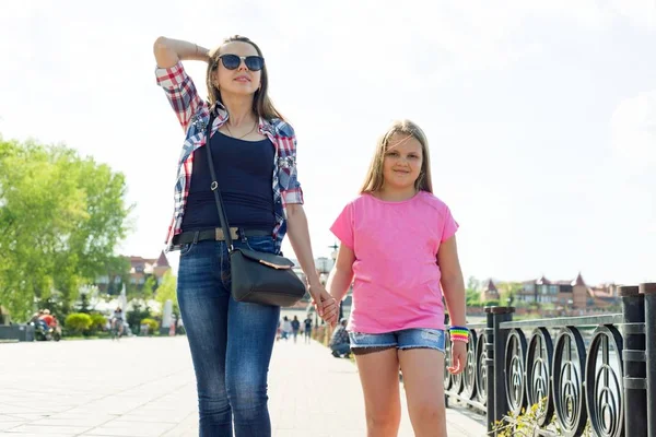 Outdoors portrait of mother and daughter. — Stock Photo, Image