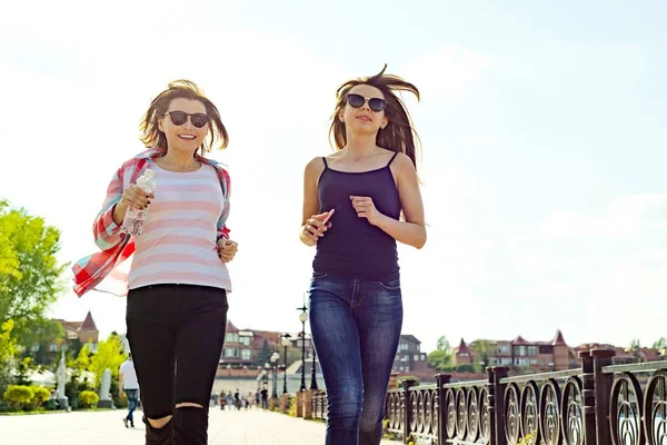 Female friends exercising and walking — Stock Photo, Image