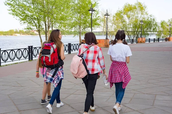 Group of children and women walking in the park. — Stock Photo, Image