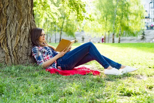 Krásná žena s brýlemi čtení knihy — Stock fotografie