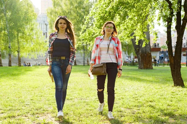 Two adult women walk through the city park — Stock Photo, Image