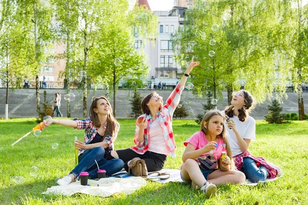 Kvinnor med barn i parken — Stockfoto