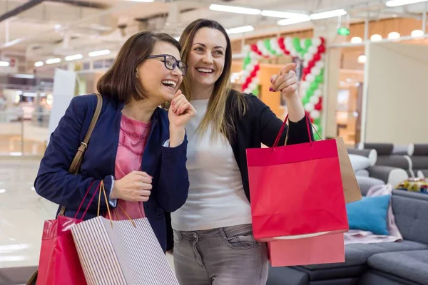 Deux femmes aiment faire du shopping au centre commercial — Photo