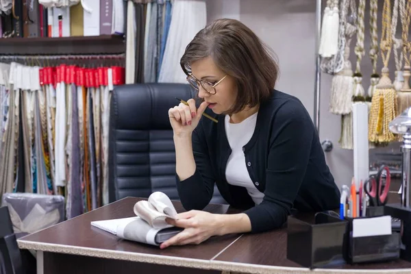 Mujer diseñador de interiores, trabaja con muestras de telas — Foto de Stock