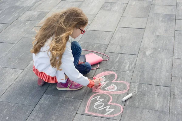 Niña dibuja texto mamá y papá en el corazón —  Fotos de Stock