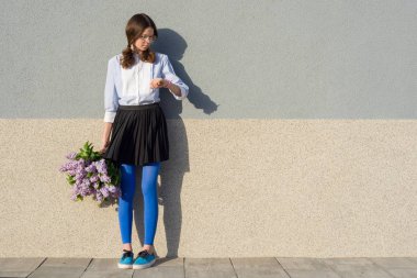 Güzel romantik genç kız göz izle