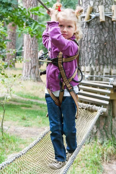 Bambino in avventura arrampicata parco high wire — Foto Stock