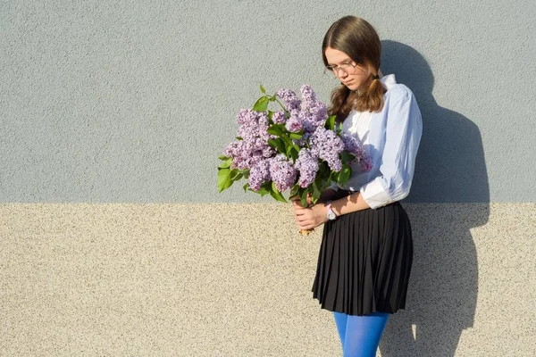 Retrato chica triste con ramo de lilas —  Fotos de Stock