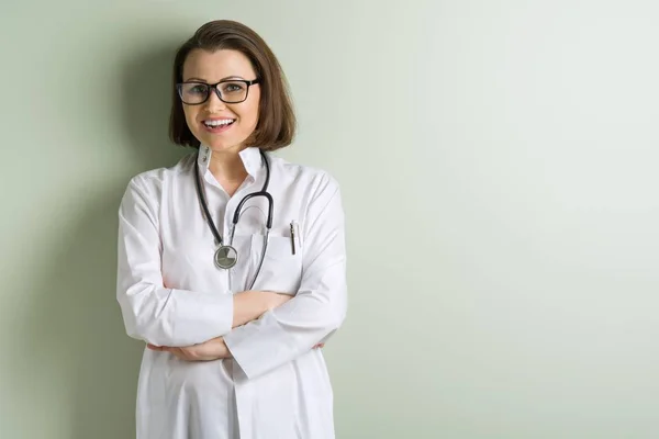 Médica de meia-idade positiva — Fotografia de Stock