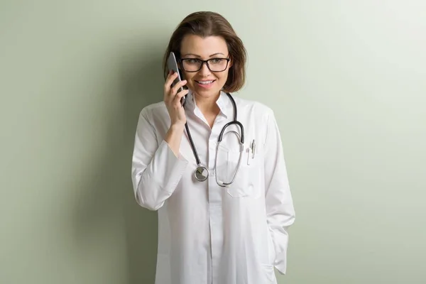 Positive doctor woman talking mobile phone — Stock Photo, Image