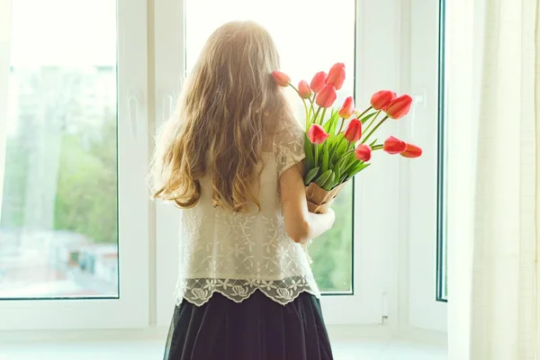 붉은 튤립 꽃다발을 들고 어린 아이 소녀 — 스톡 사진