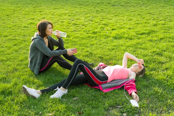 운동 후 휴식 하는 어머니와 딸 십 대 — 스톡 사진