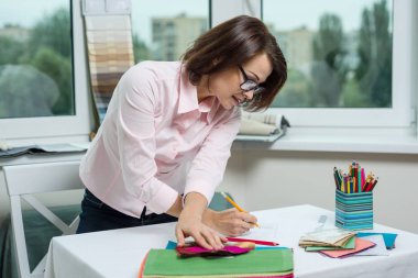 İç mimar, kumaş örnekleri ofisteki işyerinde