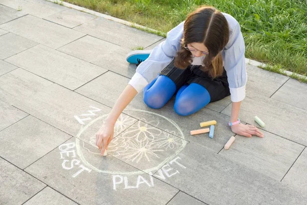 Chica adolescente dibuja crayones de colores en el dibujo de asfalto - mi mejor planeta . — Foto de Stock