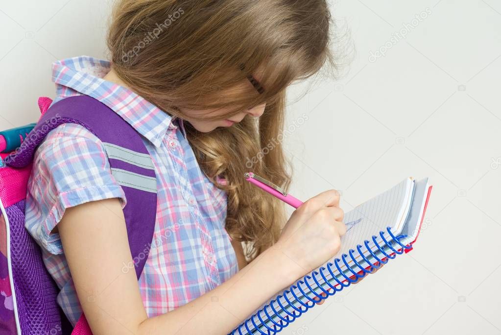 Mädchen Kind Grundschüler eine Brille mit einem Rucksack Mädchen Kind Grundschüler eine Brille mit einem Rucksack
