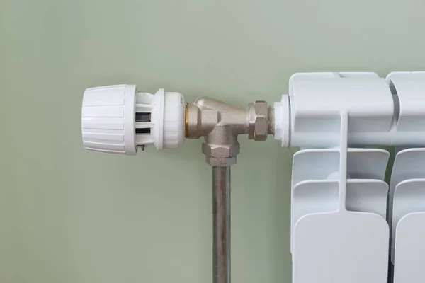 Riscaldamento radiatore bianco in appartamento, il termostato regola la temperatura . — Foto Stock
