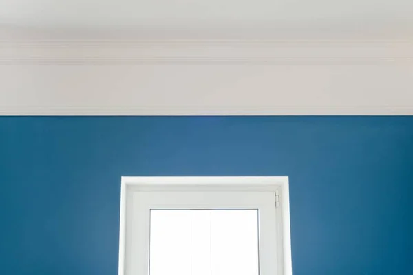 Details in the interior. Ceiling moldings, blue painted walls, glass door. — Stock Photo, Image