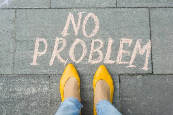 Pieds Féminins Avec Texte Aucun Problème Écrit Sur Trottoir Gris — Photo