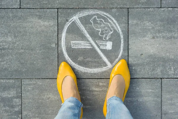 Pés Femininos Com Imagem Não Fumar Pintado Calçada Cinza — Fotografia de Stock
