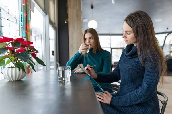 Mujer psicóloga consejera hablando con una chica joven . — Foto de Stock