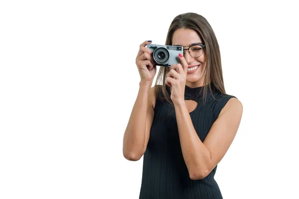Retrato de mulher fotógrafa com câmera de foto retro — Fotografia de Stock