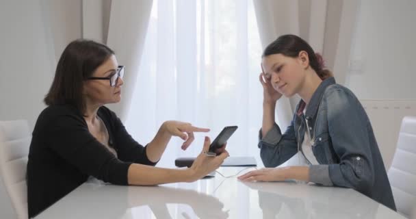 Adolescente menina paciente conversando com psicoterapeuta profissional feminino, psicólogo, assistente social — Vídeo de Stock