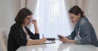 Genç hasta kız kadın psikoterapist, psikolog, sosyal hizmet uzmanı ile konuşuyor.