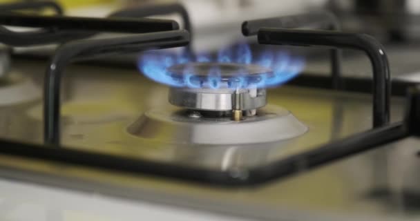 Nahaufnahme brennender Gasbrenner auf häuslicher Küchenplatte — Stockvideo