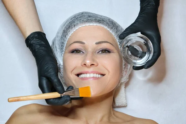 Closeup beautiful smiling happy mature woman lying in beauty salon — Stock Photo, Image