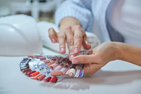 Cuidado de uñas y manos, primer plano de las manos femeninas en el procedimiento de manicura — Foto de Stock