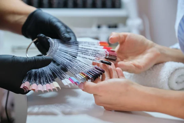 Cuidado de uñas y manos, primer plano de las manos femeninas en el procedimiento de manicura — Foto de Stock