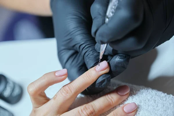 Дизайн крупным планом косметолога на ногтях . — стоковое фото