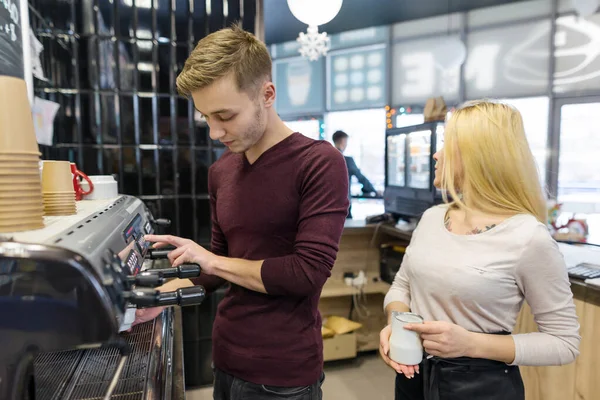 Barista man and woman making coffee, couple of young people working in coffee shop — Stock Photo, Image