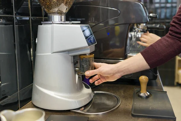 Gros plan du processus de fabrication du café, mains de barista à l'aide d'une machine à café — Photo