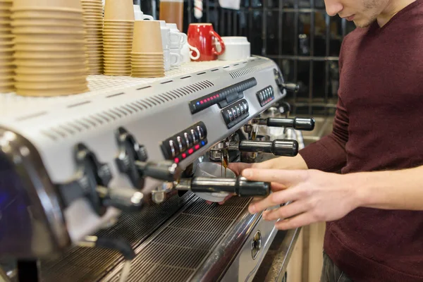 Gros plan du processus de fabrication du café, mains de barista à l'aide d'une machine à café — Photo