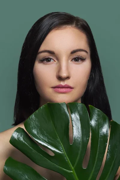 Kvinna med grönt löv, kvinna med naturlig skönhet, ingen make-up — Stockfoto