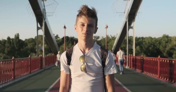 Adolescente chico 15 años de edad con peinado de moda mirando a la cámara — Vídeos de Stock