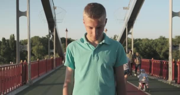 Sonriente adolescente 15, 16 años rubio chico posando mirando a la cámara — Vídeos de Stock