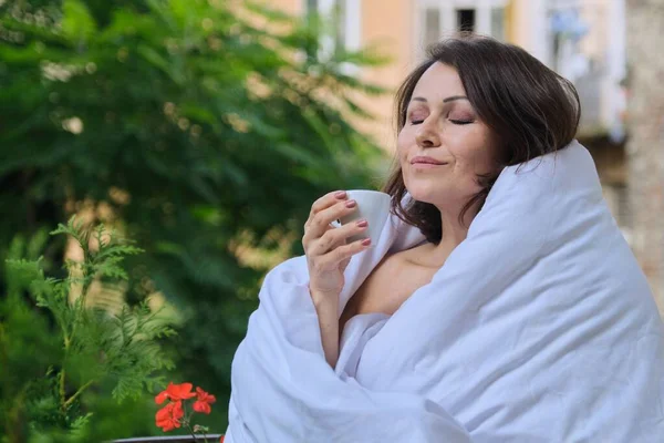 Mooie volwassen vrouw ontspannen met kopje koffie — Stockfoto