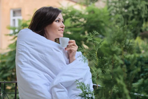 Красивая зрелая женщина расслабляется с чашкой кофе — стоковое фото